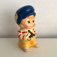 Kleine jongen spaarpot